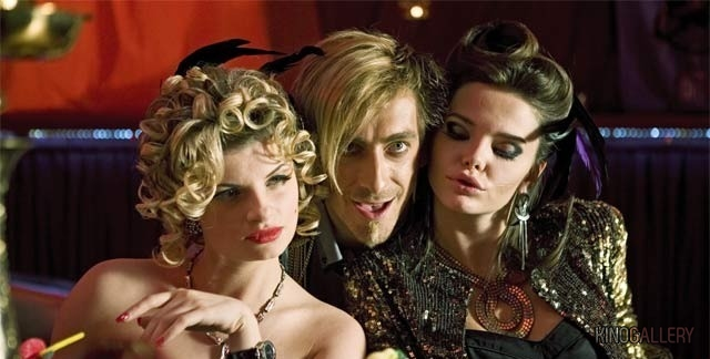 Четвертый раз отец, но не русский: как 43-летний Артем Ткаченко стал звездой вопреки "проходным ролям" и "разбитому сердцу"?