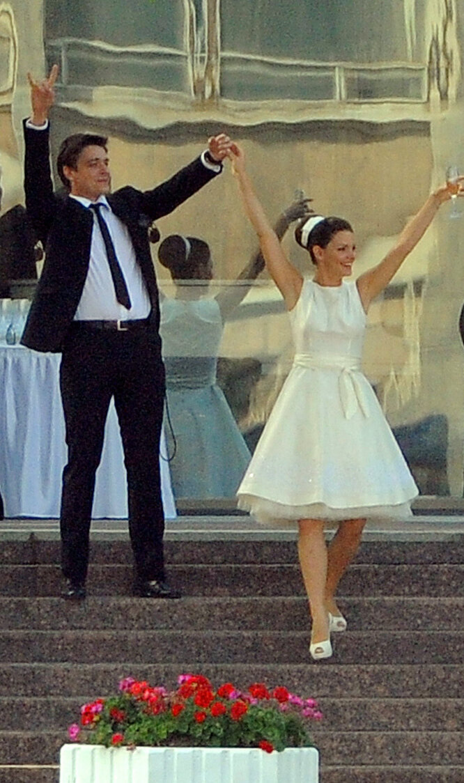 «Она выбрала джинсы, а вечером – платье за миллион»: как выглядели свадьбы звёзд 15 лет назад