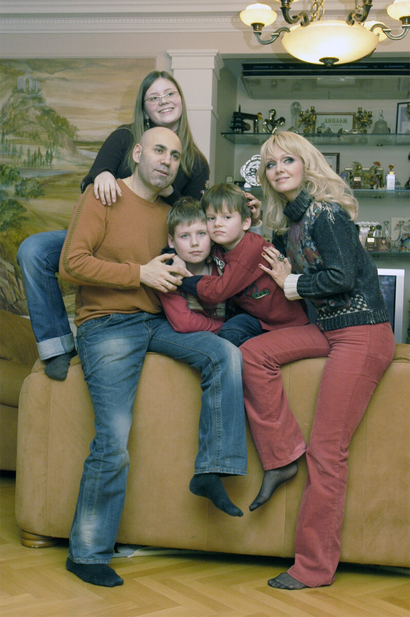 Бил ее, а детей сажал в вольер для собак: почему Валерия столько лет молчала о жутких выходках Шульгина