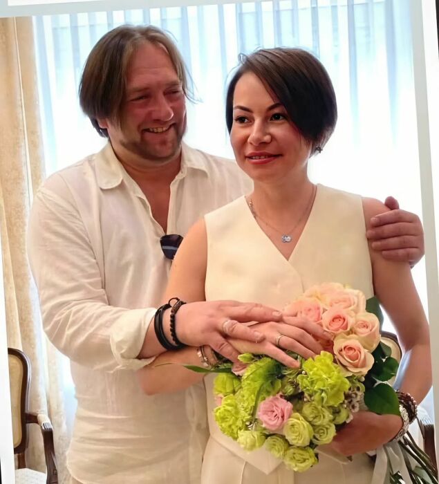 «Он изменил ей с молодой»: эти 11 звёздных мужчин отказались от холостяцкой жизни в 2025 году