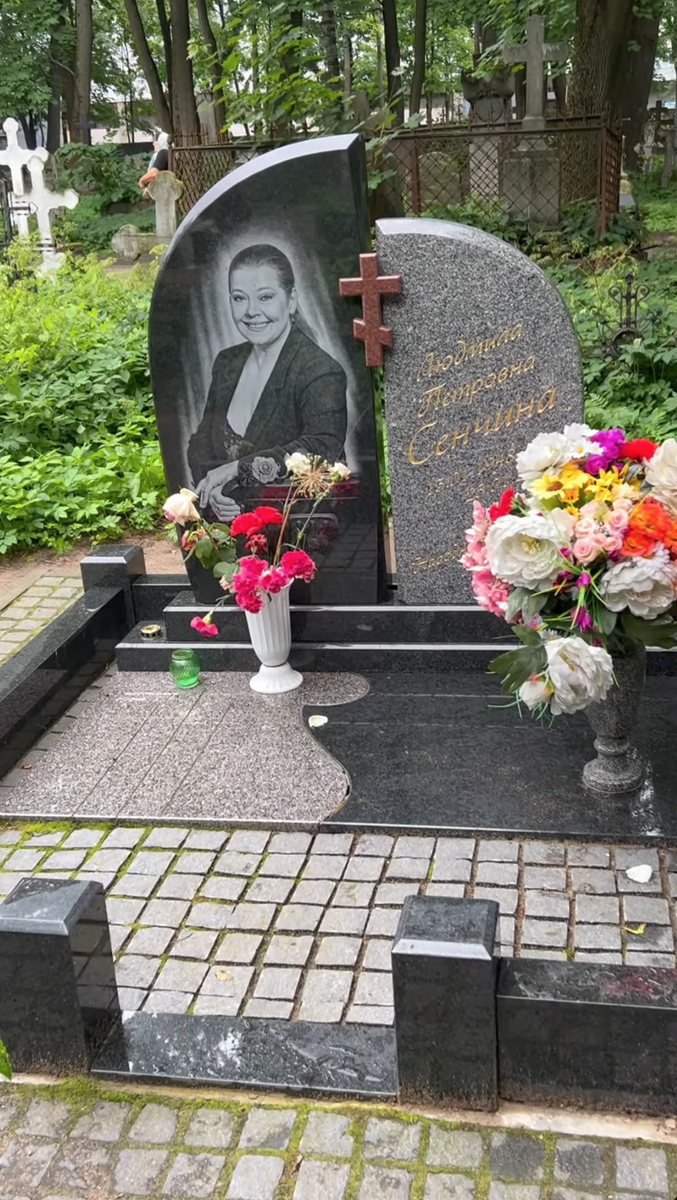 «Она была всем»: почему мужу Людмилы Сенчиной 3 года не удавалось поставить памятник звезде?