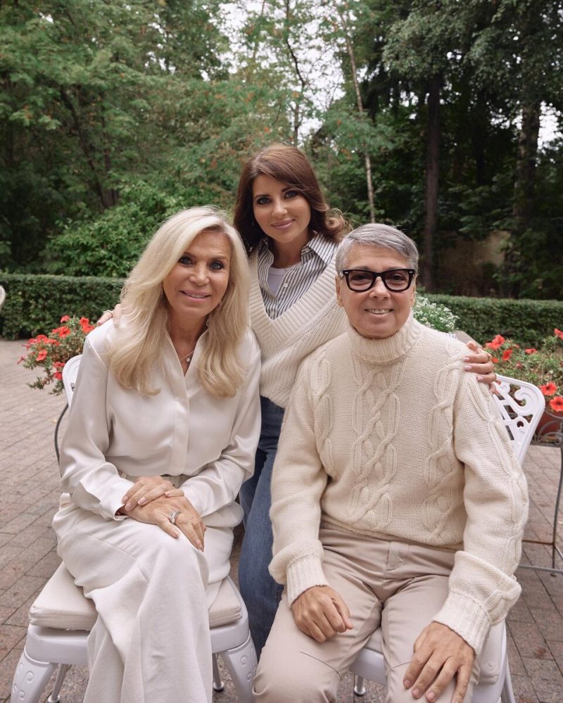 «Он увидел мой профиль и написал»: как внук Людмилы Максаковой женился на дочери Юдашкина и почему их дети растут за границей