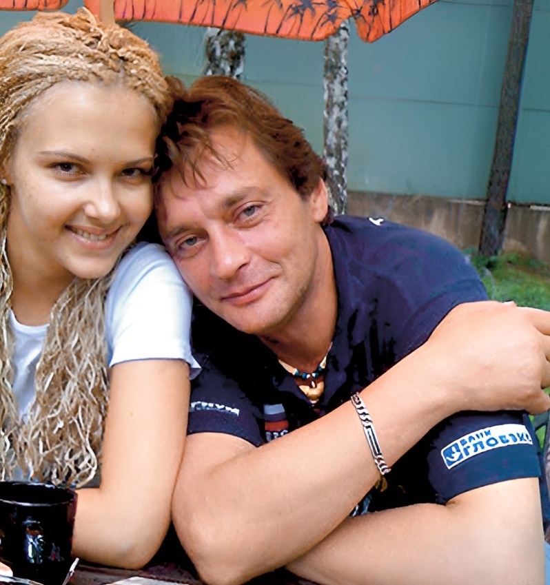 «Мне и самому нужно содержать дом!»: почему Александр Домогаров бросил умирающую 32-летнюю возлюбленную?