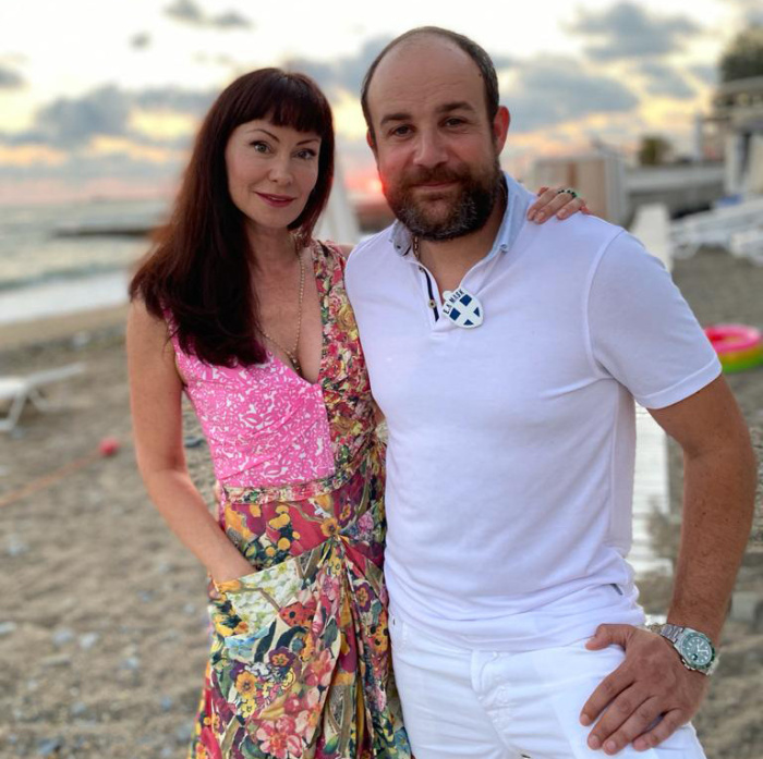 «Ему 21, ей 40»: 6 российских актёров, которые нашли счастье в союзе с женщинами намного старше