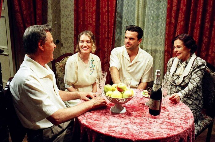 Толстоганова в фильме «Королев» (2007)