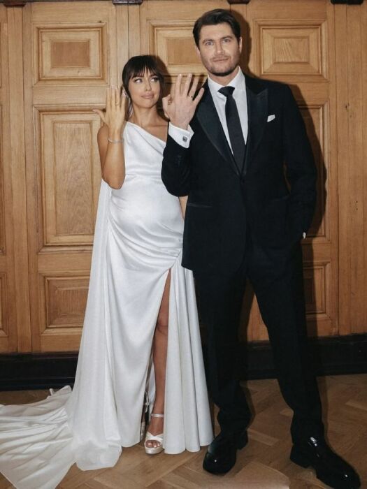 «Он изменил ей с молодой»: эти 11 звёздных мужчин отказались от холостяцкой жизни в 2025 году