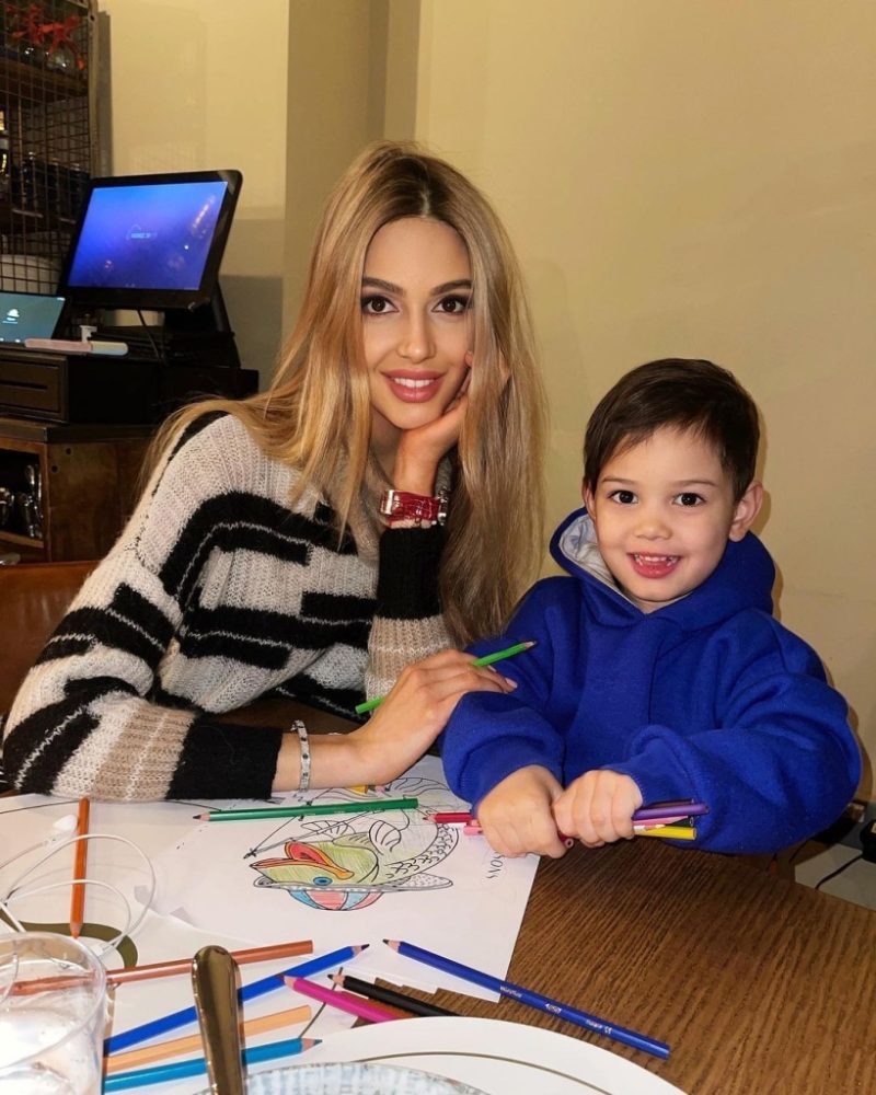 «Она была опозорена»: почему король Малайзии отказался от 35-летней Оксаны Воеводиной и их сына?