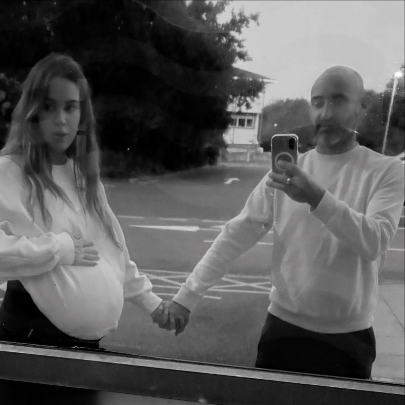 «Меньше сна, больше любви»: 45-летняя звезда «Игры престолов» Роксана Макки впервые стала мамой двойняшек