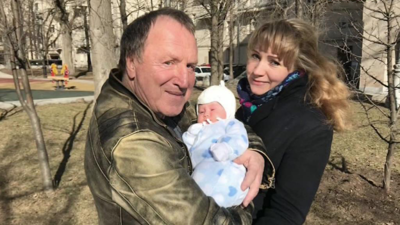 «Он снова стал смотреть на мир шире»: как 77-летний Владимир Стеклов обрёл позднее счастье с дочкой Ариной