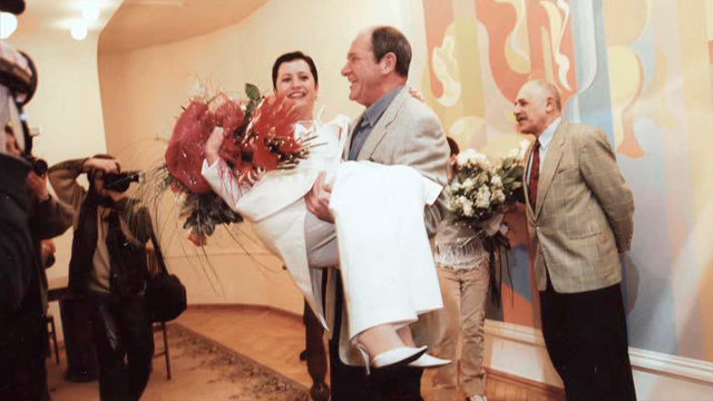 «Повезло встретить достойную женщину»: почему 85-летний Виторган и 62-летняя Млодик стали изгоями в Сети?