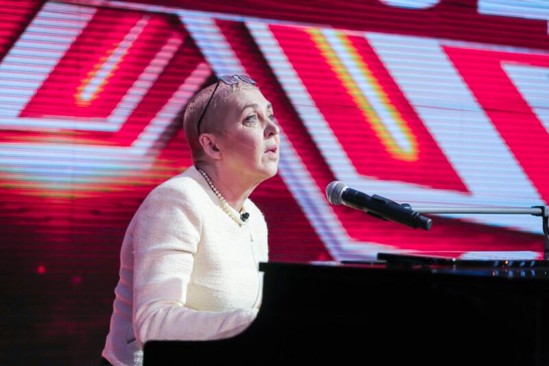 «Я спела не по-оперному, а почти космическим»: почему в 75 лет легендарный голос за кадром так и не стал звездой экрана?