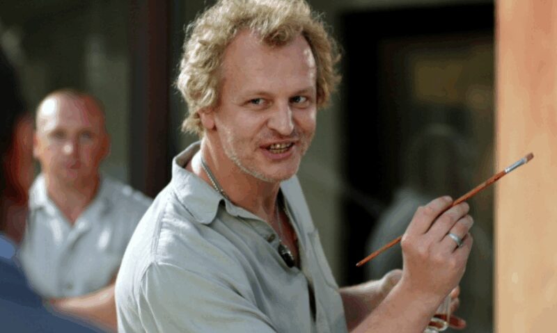 «Ему пророчили смерть в роддоме, а он чуть не выпрыгнул из окна»: почему звезда «Дальнобойщиков» до сих пор ездит на метро, а его дочери – копия жены