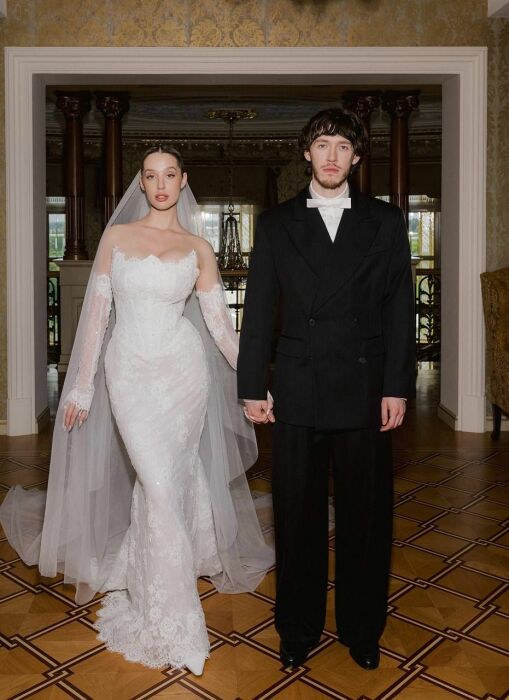 «Он изменил ей с молодой»: эти 11 звёздных мужчин отказались от холостяцкой жизни в 2025 году