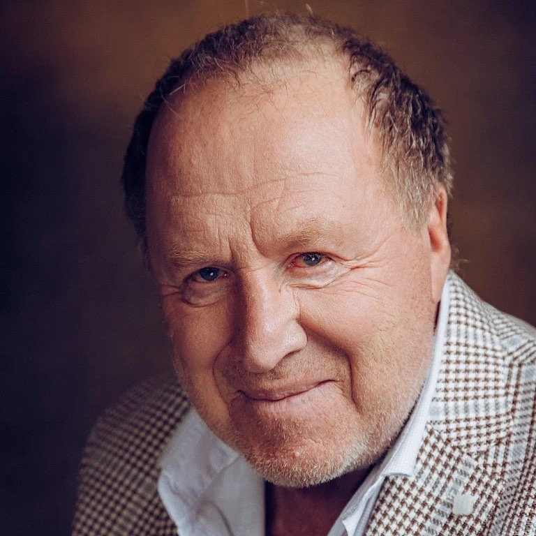 «Он снова стал смотреть на мир шире»: как 77-летний Владимир Стеклов обрёл позднее счастье с дочкой Ариной