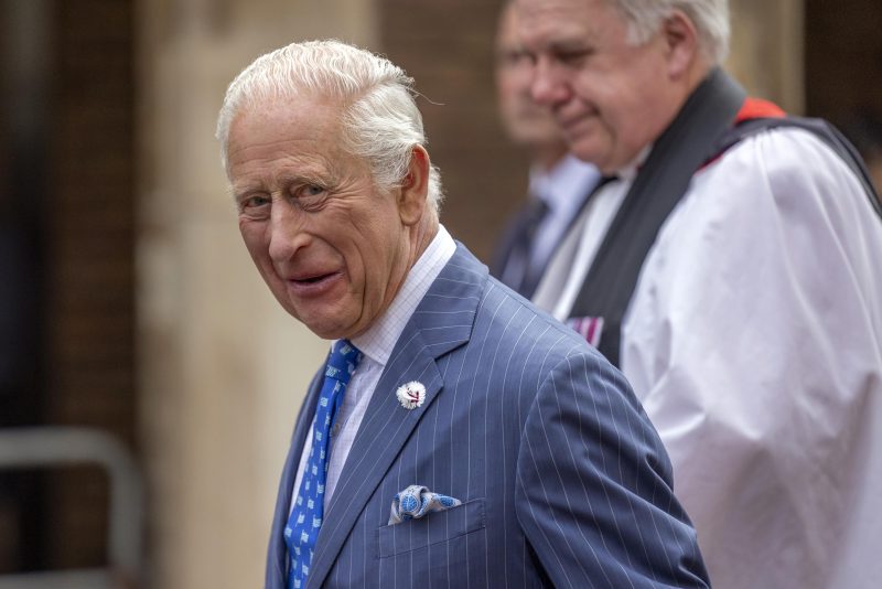 Он правит всего 3 года, но уже лишил брата титулов: что известно о дерзких решениях короля Карла III