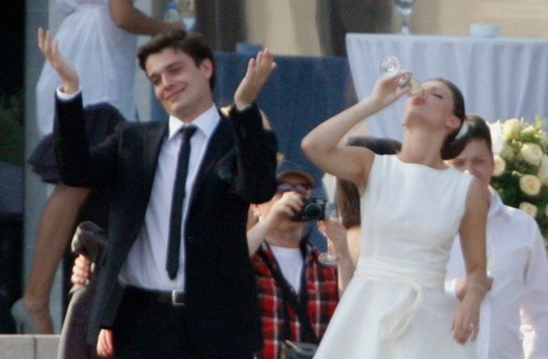 «Я потеряла дар речи от его красоты»: как Лиза Боярская «увела» Максима Матвеева, и почему их 13-летний сын стесняется родителей