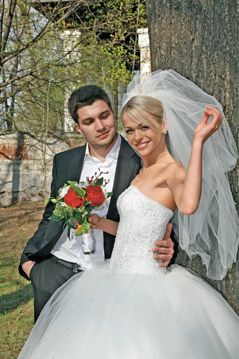 «Она выбрала джинсы, а вечером – платье за миллион»: как выглядели свадьбы звёзд 15 лет назад