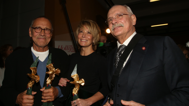 «Он меня называет Пятачок»: как 52-летняя Юлия Высоцкая покорила Андрея Кончаловского и пережила страшную трагедию