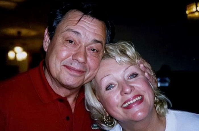 76 лет, цветные волосы и новый роман: как сейчас живет вдова Караченцова