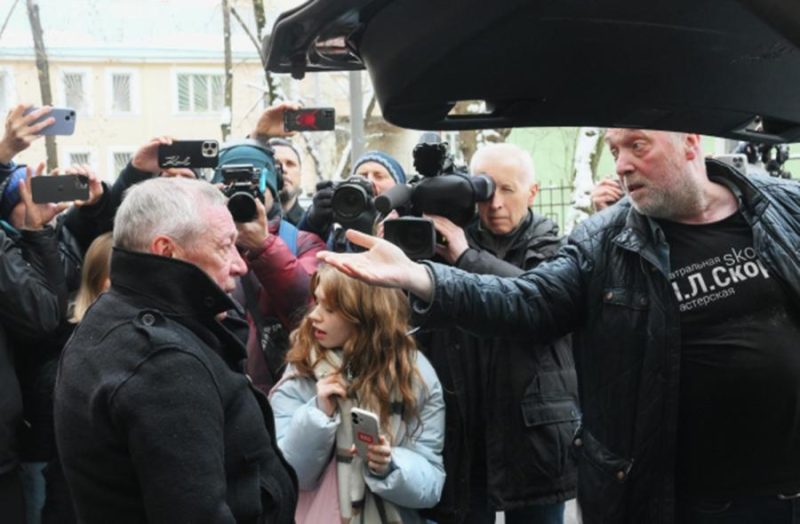 Правда ли, что Ефремов развёлся в колонии, или это слухи?