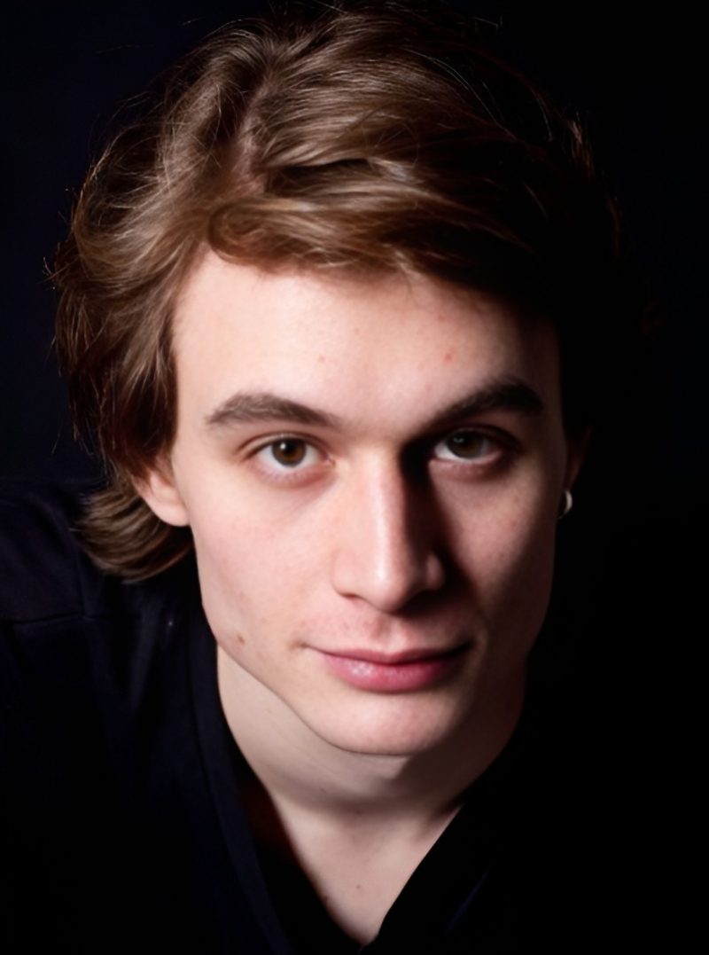 «Мой дом – моя крепость»: как 52-летняя Евгения Дмитриева, родившая детей после 39, утерла нос скептикам, прожив 14 лет с учеником моложе на 20 лет