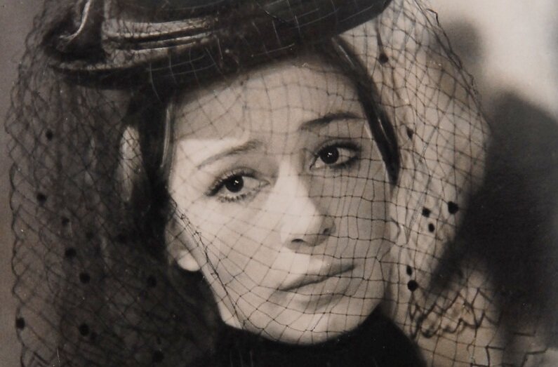 «Он спрашивал: “Хочешь погулять?” Я отвечала: “Да”. А он говорил: “Иди погуляй”»: как любовь 76-летнего Анатолия Васильева к красавице Градовой разбила сердце будущей жене