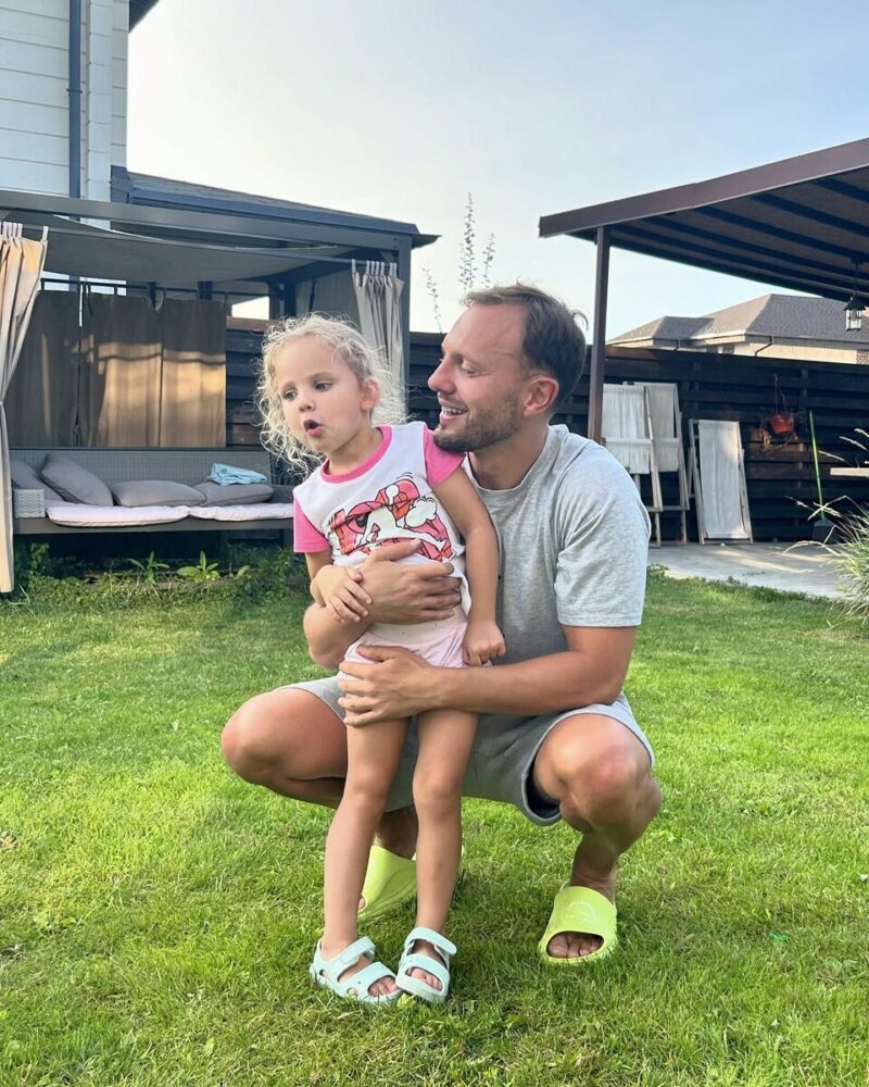 «Мы давно живем отдельно»: почему звезда Первого канала Тимур Соловьев скрывал развод с матерью своей 4-летней дочери