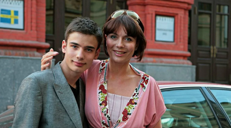 «Мне уже хочется нянчить малыша»: 54-летняя Екатерина Семёнова ждёт внуков, но дети вместо этого подарили ей собаку