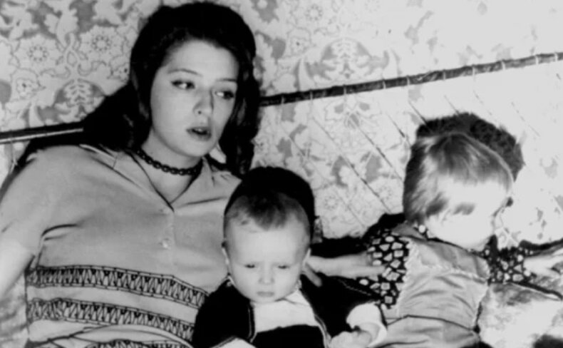 «Он вышиб дверь и сделал предложение» : тайны брака Людмилы Абрамовой и Владимира Высоцкого