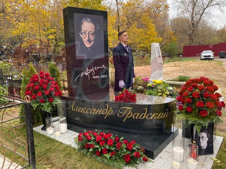 Сын музыканта раскритиковал надгробие в виде рояля