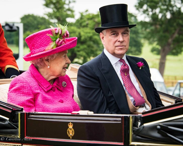 «Он — наш позор»: как скандальный дядя принцев Уильяма и Гарри лишился всех титулов и почему королева Елизавета II его не наказывала?