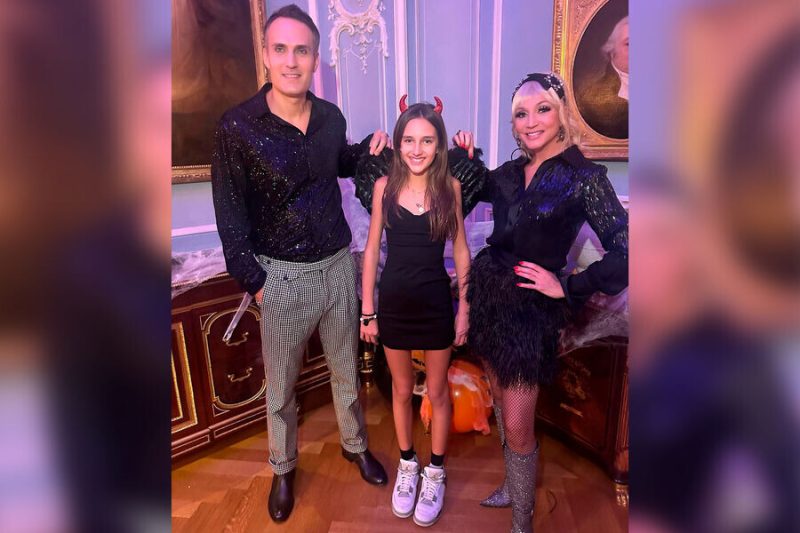 «Это так мило!»: как 54-летняя Кристина Орбакайте устроила жуткий Хэллоуин для 12-летней дочери