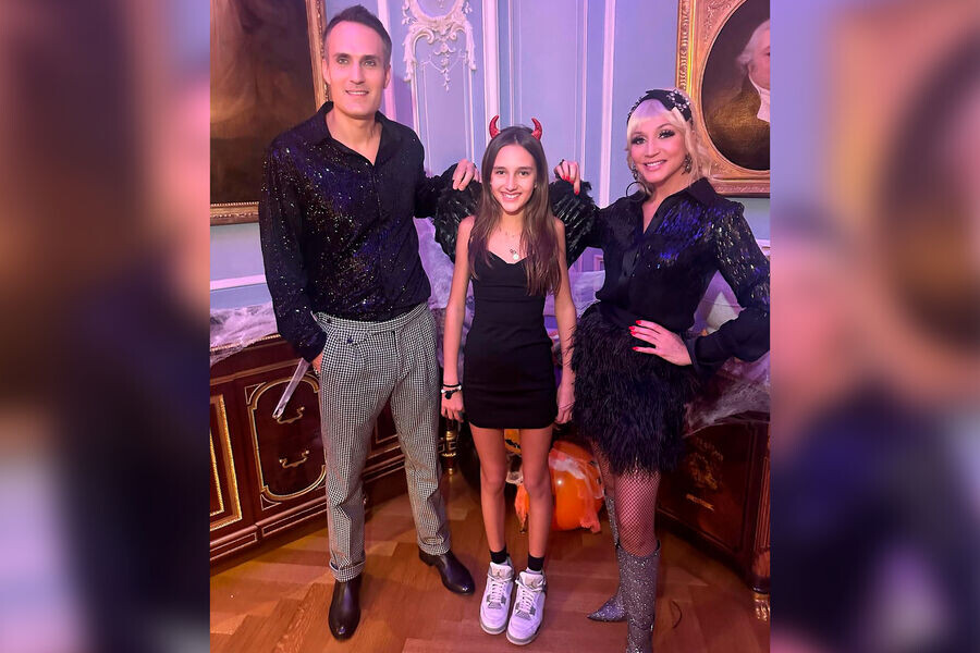 «Это так мило!»: как 54-летняя Кристина Орбакайте устроила жуткий Хэллоуин для 12-летней дочери