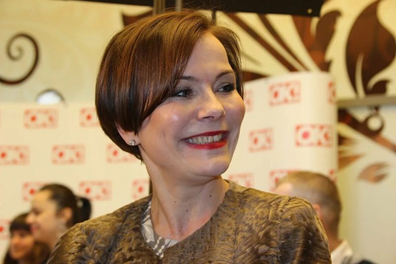 «Мне уже хочется нянчить малыша»: 54-летняя Екатерина Семёнова ждёт внуков, но дети вместо этого подарили ей собаку