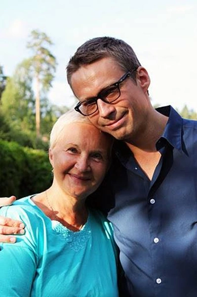 Сын Александра Яковлевича от Веры Мусатовой стал артистом, журналистом и телеведущим