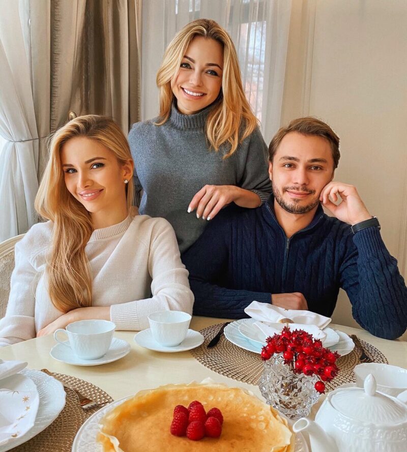 «Не тянет на бабушку»: 48-летняя Инна Маликова впервые стала бабушкой в 42 года — как выглядит её 29-летняя невестка