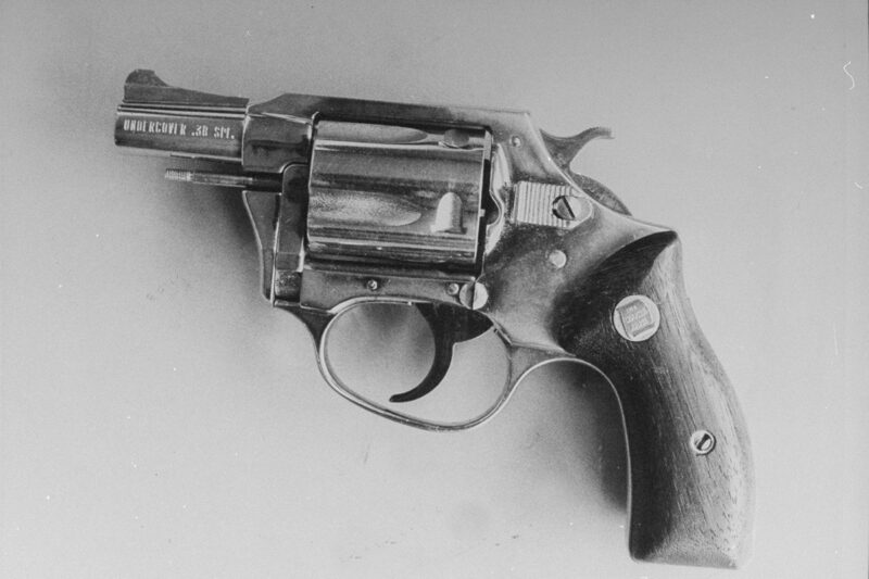 «Я убил его, потому что он был знаменит»: почему фанат обожествлял, а потом хладнокровно застрелил Джона Леннона