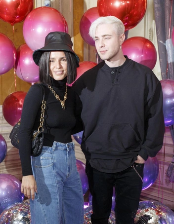 Юлия просто болтала с певцом на мероприятии, после чего ей тут же приписали с ним роман