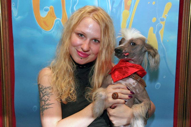 «Наркотики, алкоголь, смерть»: как звезда «отмывала» мужей и стала бабушкой в 41