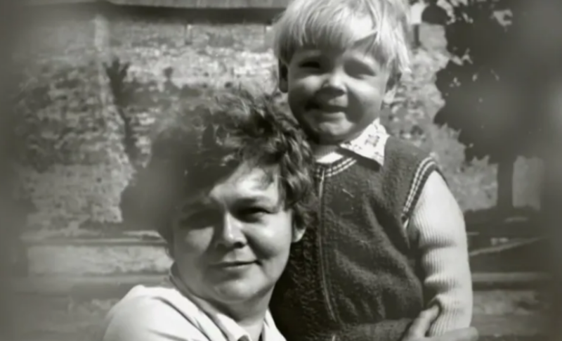 «Ей нельзя было ходить на работу»: почему актер Илья Соколовский 26 лет живет с женой, которую впервые увидел Снегурочкой