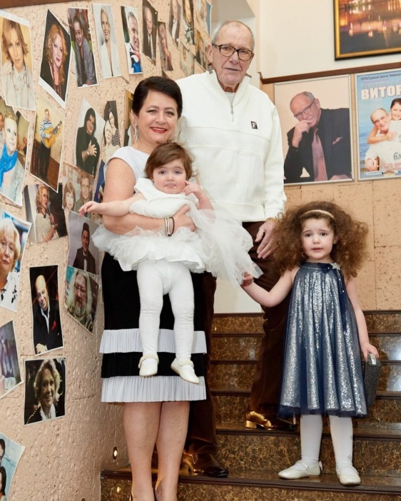 «Повезло встретить достойную женщину»: почему 85-летний Виторган и 62-летняя Млодик стали изгоями в Сети?