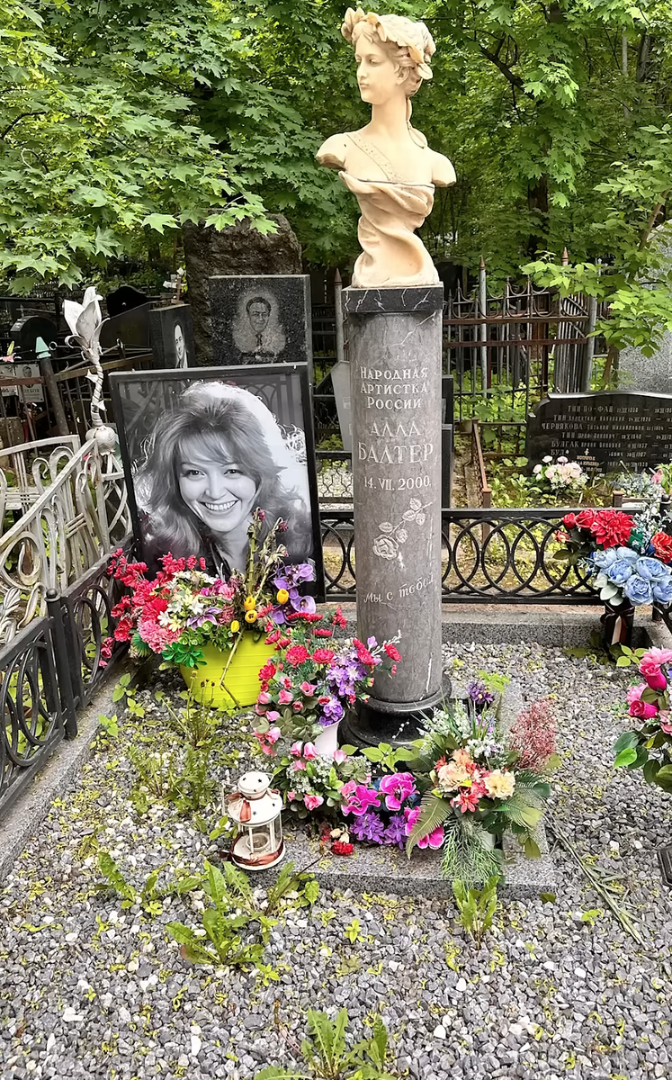 «Столько говорят о любви, а плитку не могут уложить»: почему спустя 25 лет могила любимой жены Виторгана выглядит так скромно?