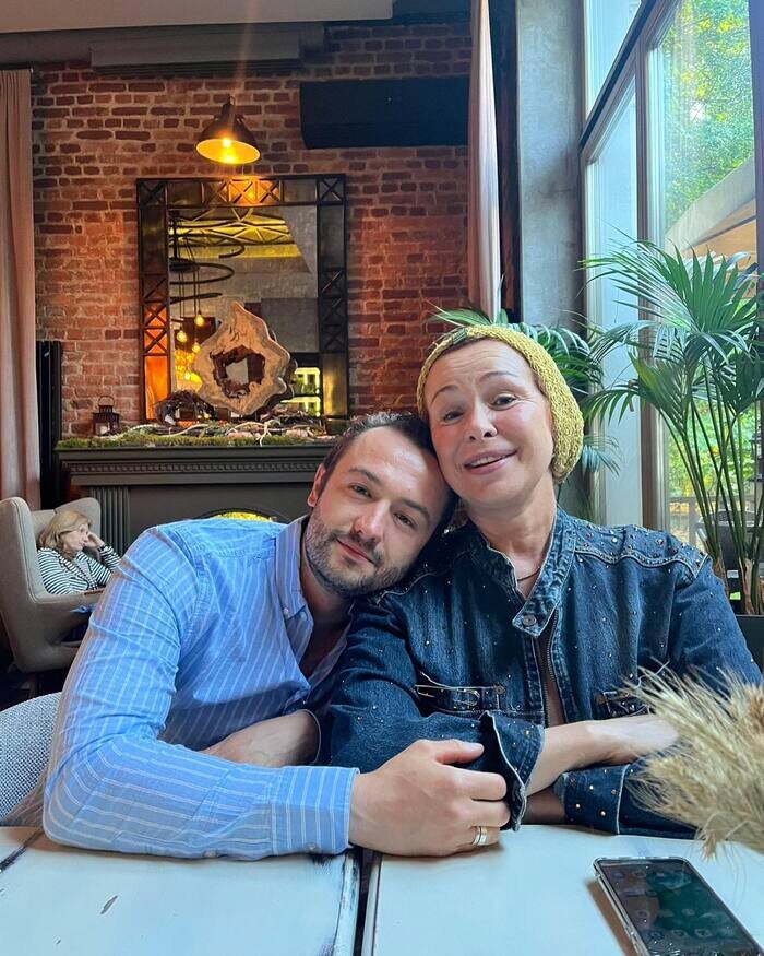 «Он скрывался от нее в шкафу»: почему звезда «Бандитского Петербурга» 11 лет не мог развестись с актрисой Аугшкап