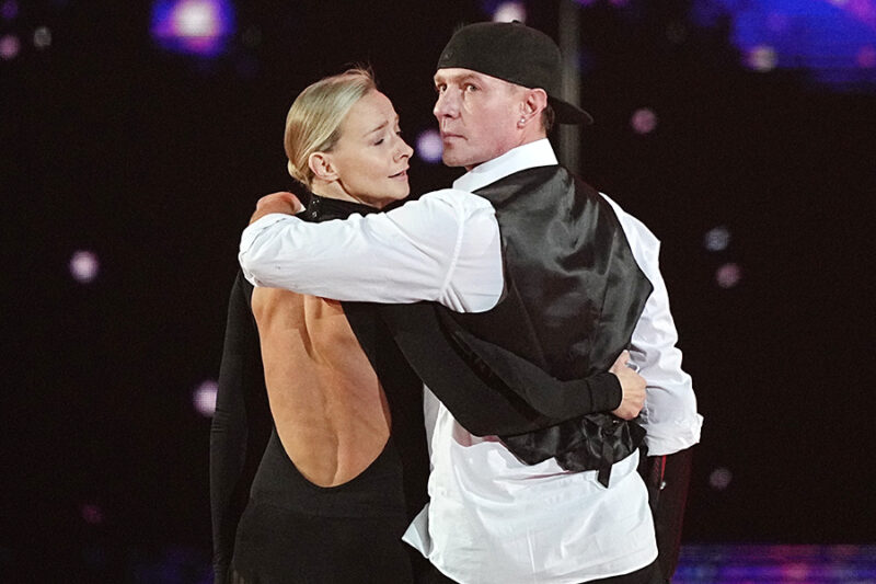 «Как же радостно, когда можно всем вместе собраться»: Роман Костомаров впервые после болезни вывез семью за границу