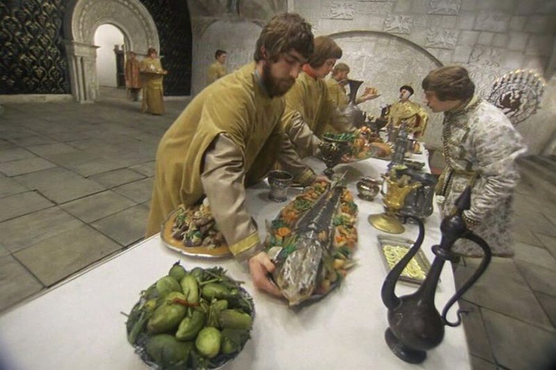 «Ложка прилипла к языку, а лук был вместо яблок»: что приходилось есть актёрам в культовых фильмах СССР?