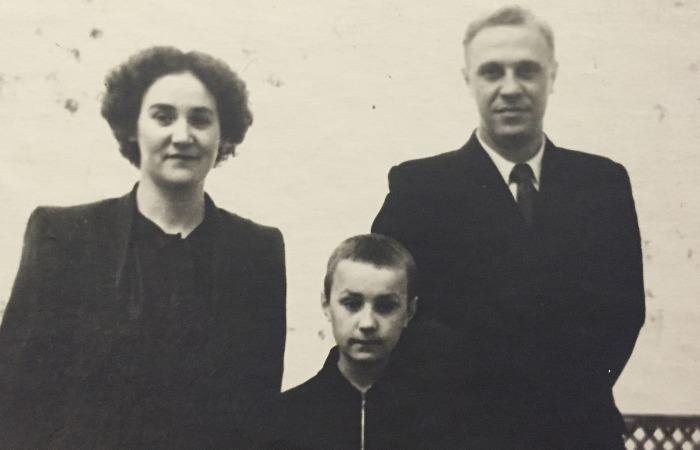 Анатолий Васильев с родителями.