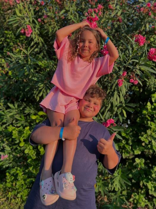 «Две частички моего Тони»: как сейчас выглядят 11-летний Эрик и 7-летняя Шарлотта — внуки Ирины Понаровской