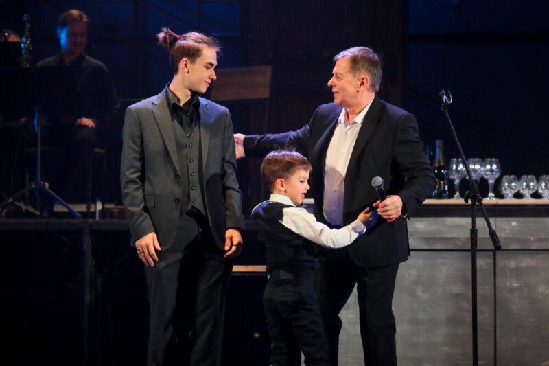 «Он снова потерял сына»: как 72-летний Игорь Ливанов пережил три личные трагедии, но обрёл счастье с молодой женой