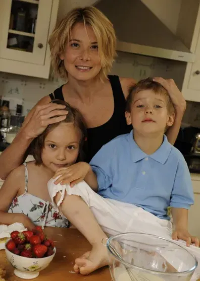 «Я не собиралась замуж»: как 25-летняя Юлия Высоцкая покорила 61-летнего Андрея Кончаловского и прожила с ним 30 лет?