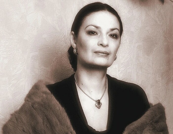 «Ей было 20, ему 58»: почему восточная красавица бросила Александра Гордона после рождения двух сыновей, и кто теперь новая жена телеведущего